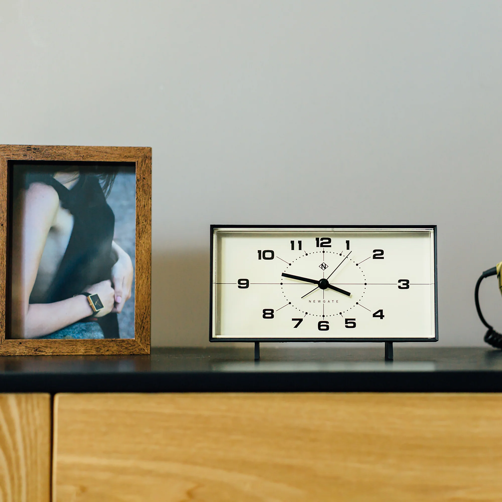 Newgate Wideboy alarm clock in black and cream - Image 3